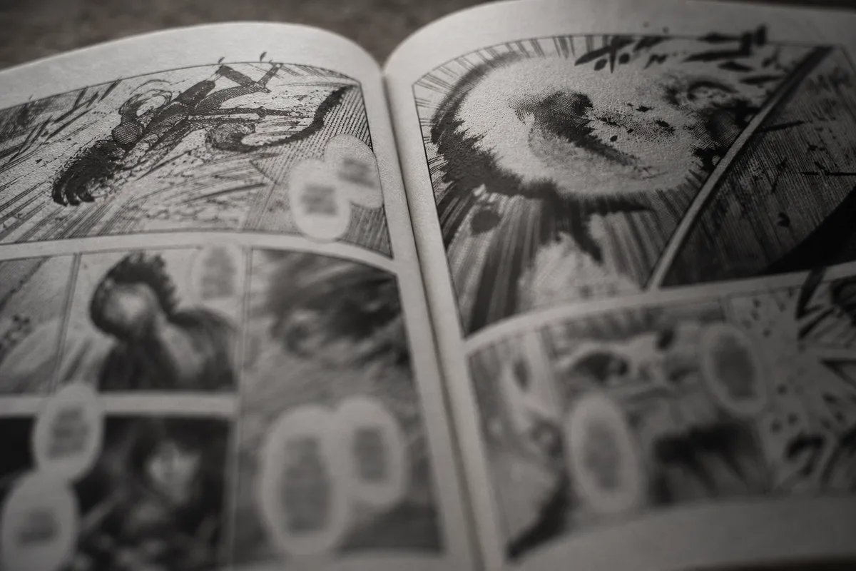 Planche de manga ouverte montrant une mise en page en cases éclatées